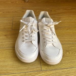 On Roger tennis shoes - barely worn